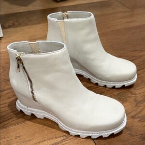 Sorel Women's Wedge Boots in Sea Salt. Worn a few times